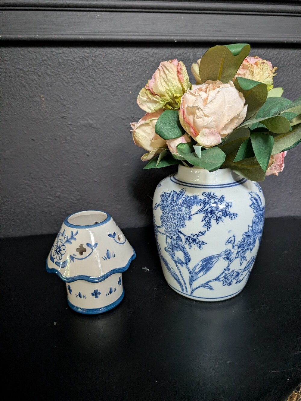Young Inc. Ceramic Blue White Flower Pattern Candle Tea Light Lamp Holder w/ Sha